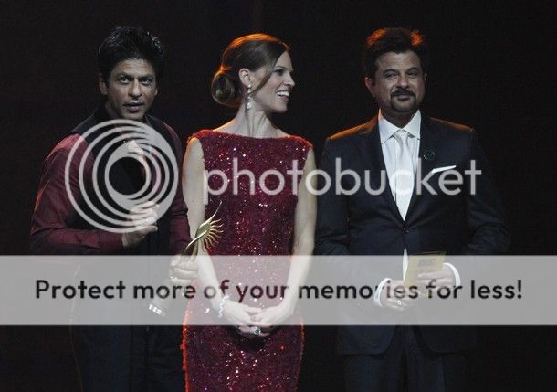 http://i969.photobucket.com/albums/ae180/shahrukhkhanonly2010-2/Events/Awards/IIFA%20Award%202011/SRK%20at%20IIFA%20Award%202011%20Main%20Event%20best%20Actor/610x.jpg